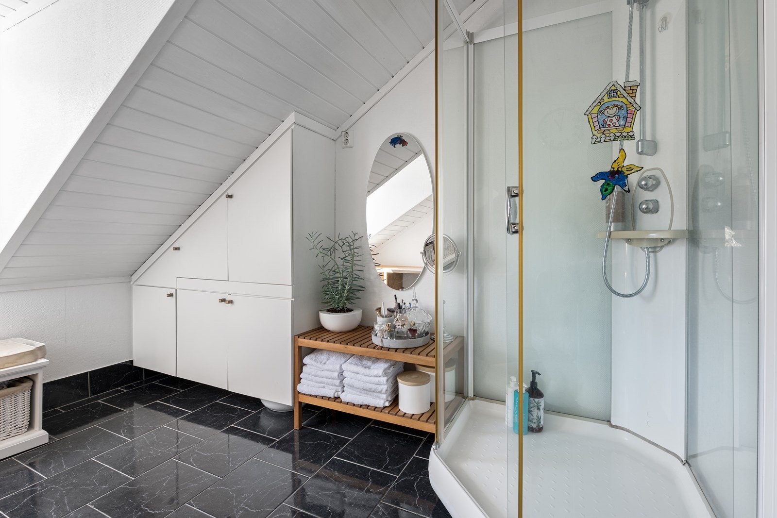 Bad loftsetasje med dusjkabinett. Galleribilde