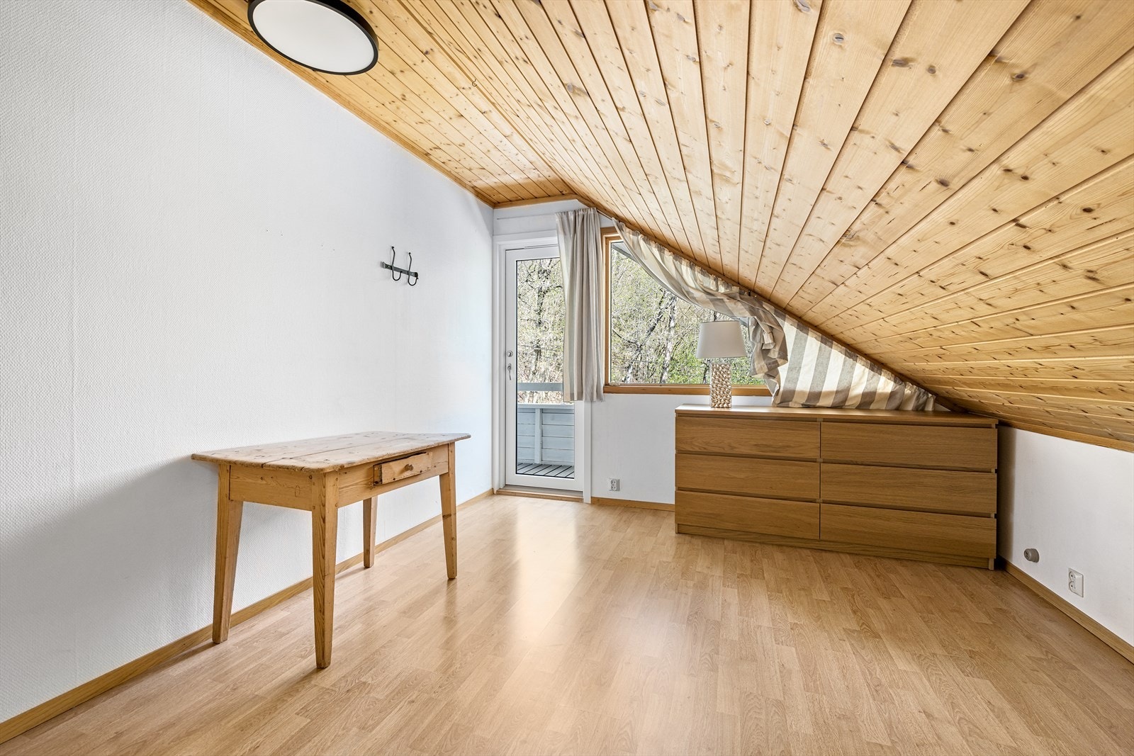 Loftssoverom med utgang til balkong Galleribilde