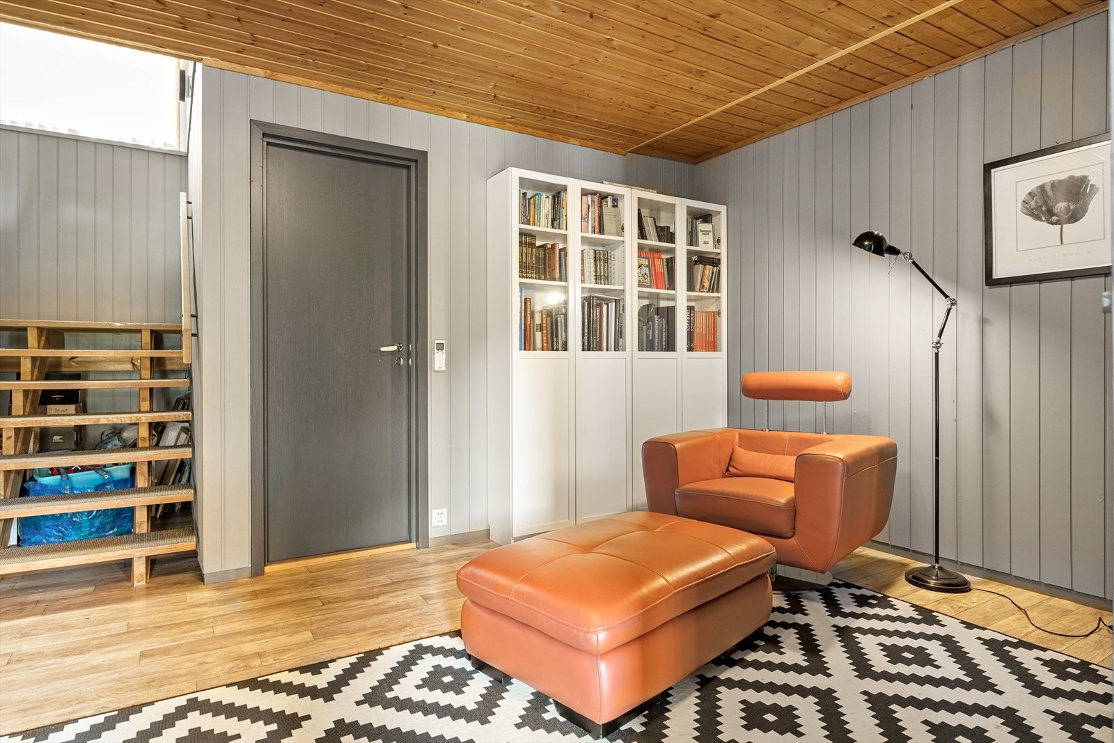Gang/trapperom sokkeletasje. Inngang til bod/garasje. Galleribilde