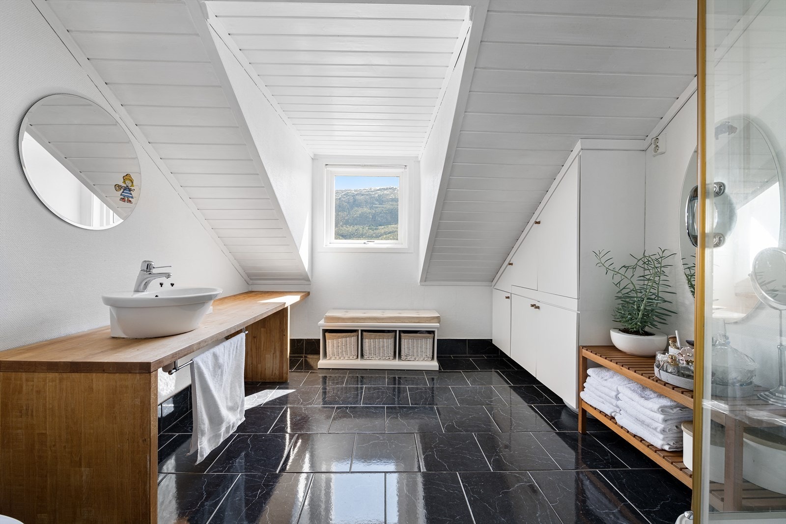 Bad loftsetasje med dusjkabinett. Galleribilde