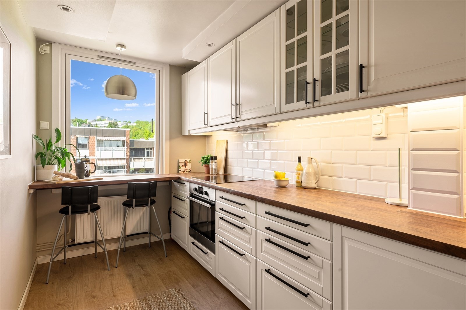 Pent og betydelig oppgradert IKEA-kjøkken med integrerte hvitevarer. Galleribilde