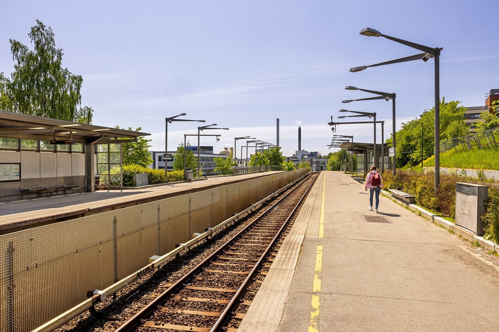 Sentral beliggenhet med god tilgang til kollektiv transport. T-banen fra Vollebekk bruker ca. 13 min. til Jernbanetorget og ca. 11 min. til Nydalen. Galleribilde