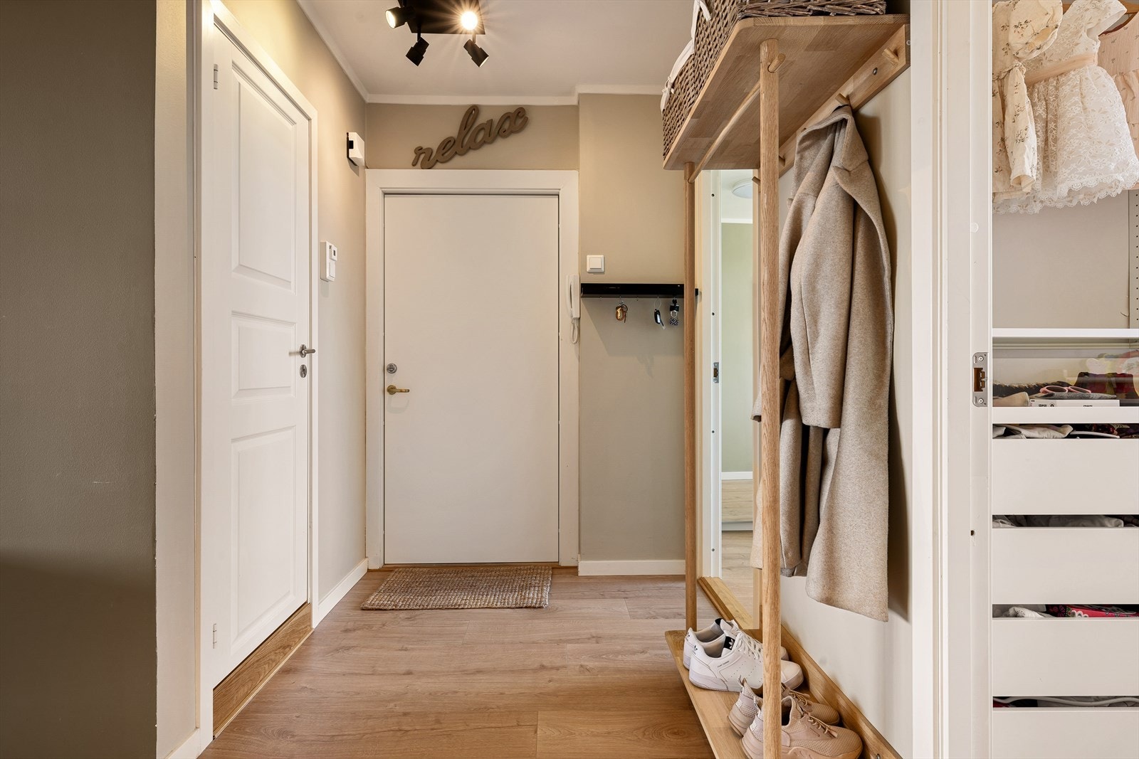 Innbydende entré med god plass til å sette fra seg yttertøy og sko. Det medfølger klesstativ med skohylle og kroker til å henge fra seg ytterklær samt oppbevaring i entré. Galleribilde