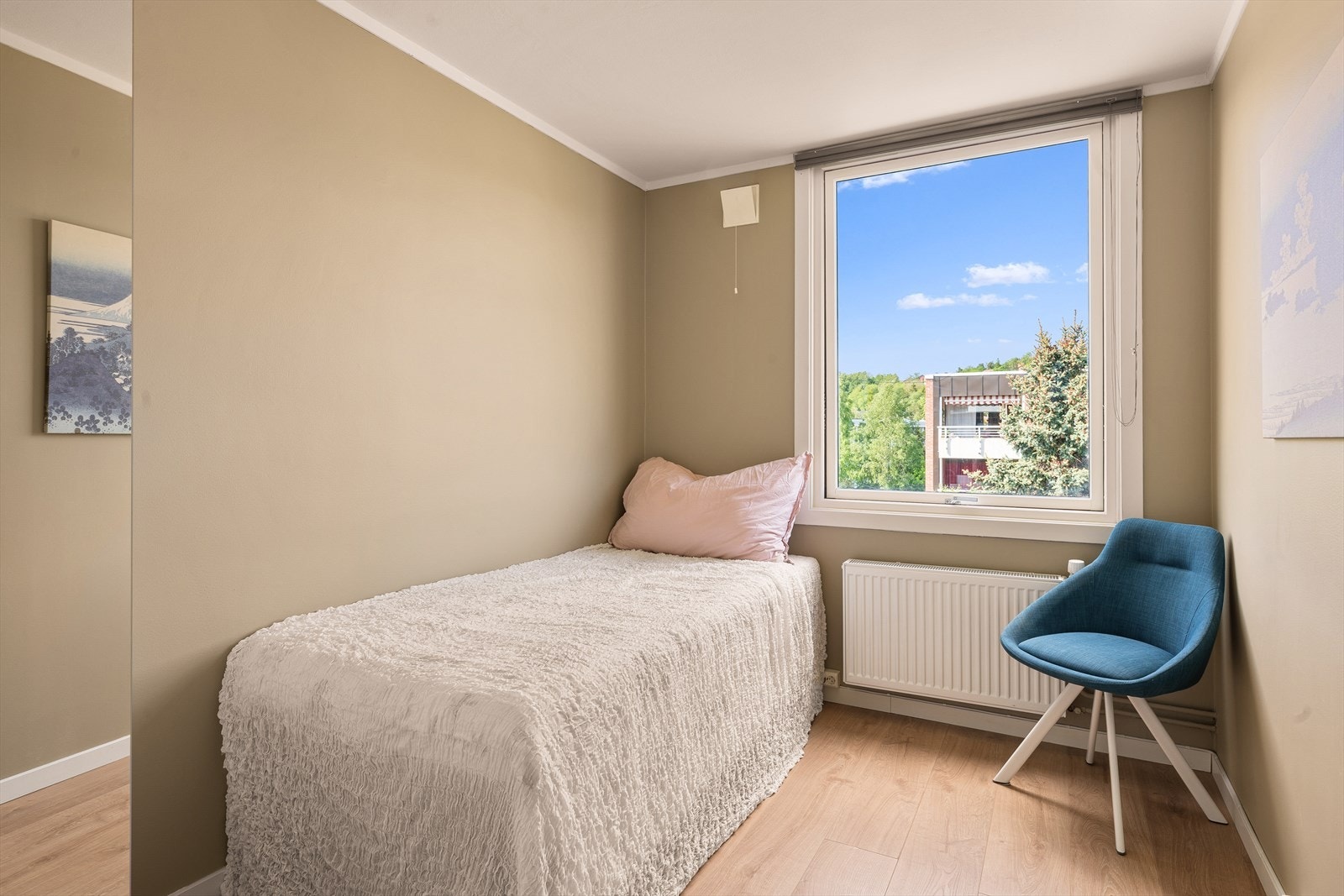 Lys og behagelig soverom III som også er av god størrelse, rommet passer godt som gjesterom eller kontor. Galleribilde