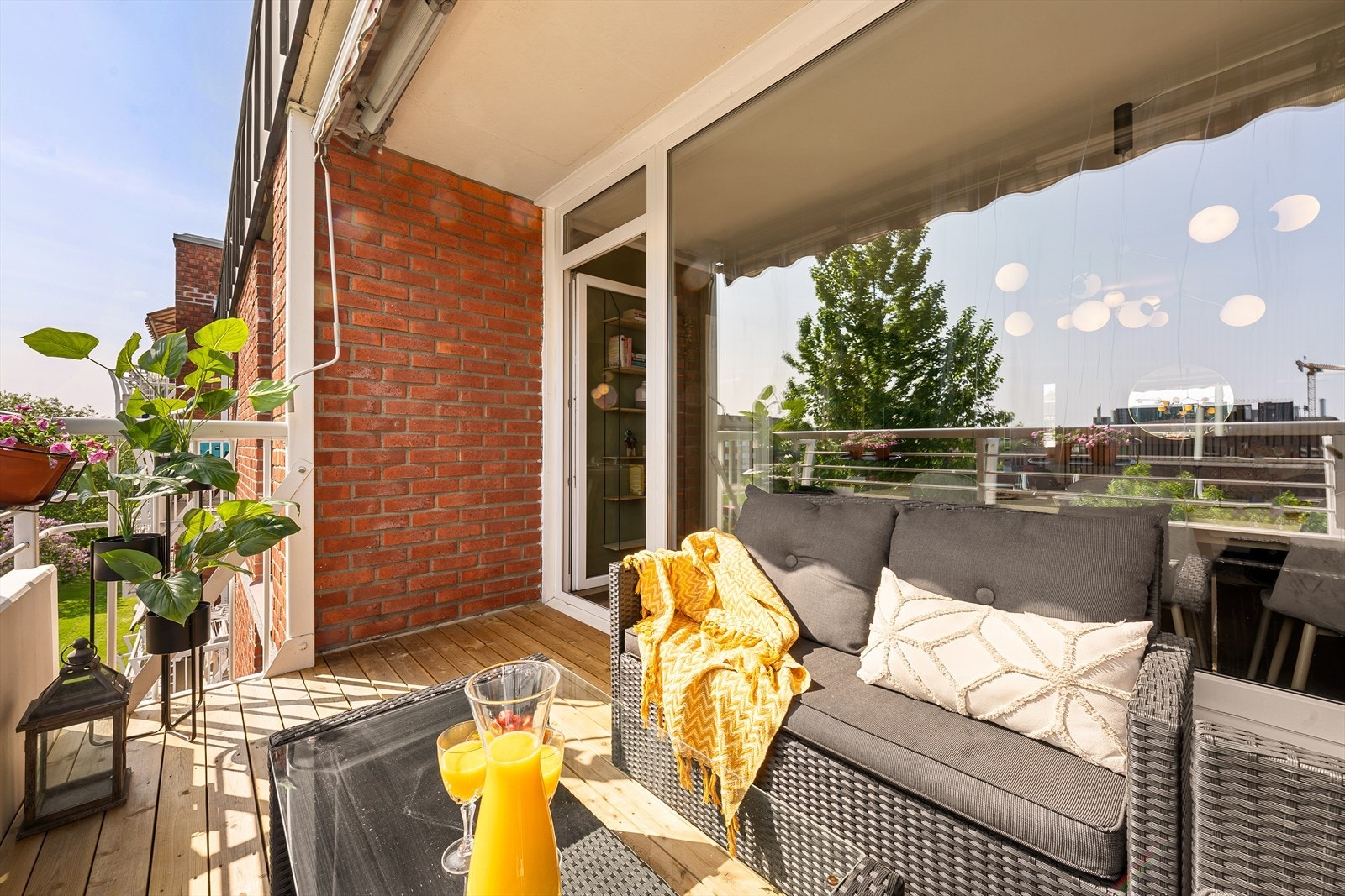 Her er det mer enn nok av plass til å ha utemøbler, grill, planter og øvrig møblement. Galleribilde