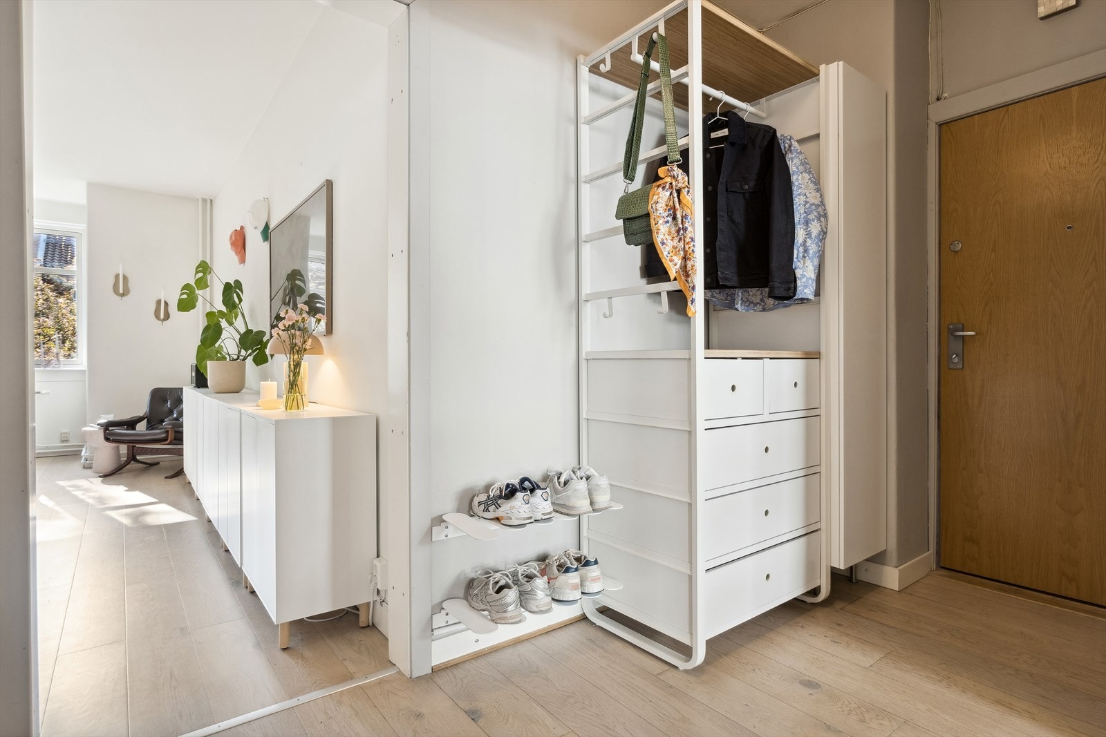 Lys og praktisk entré med god plass til å henge fra seg yttertøy og sette fra seg sko. Galleribilde