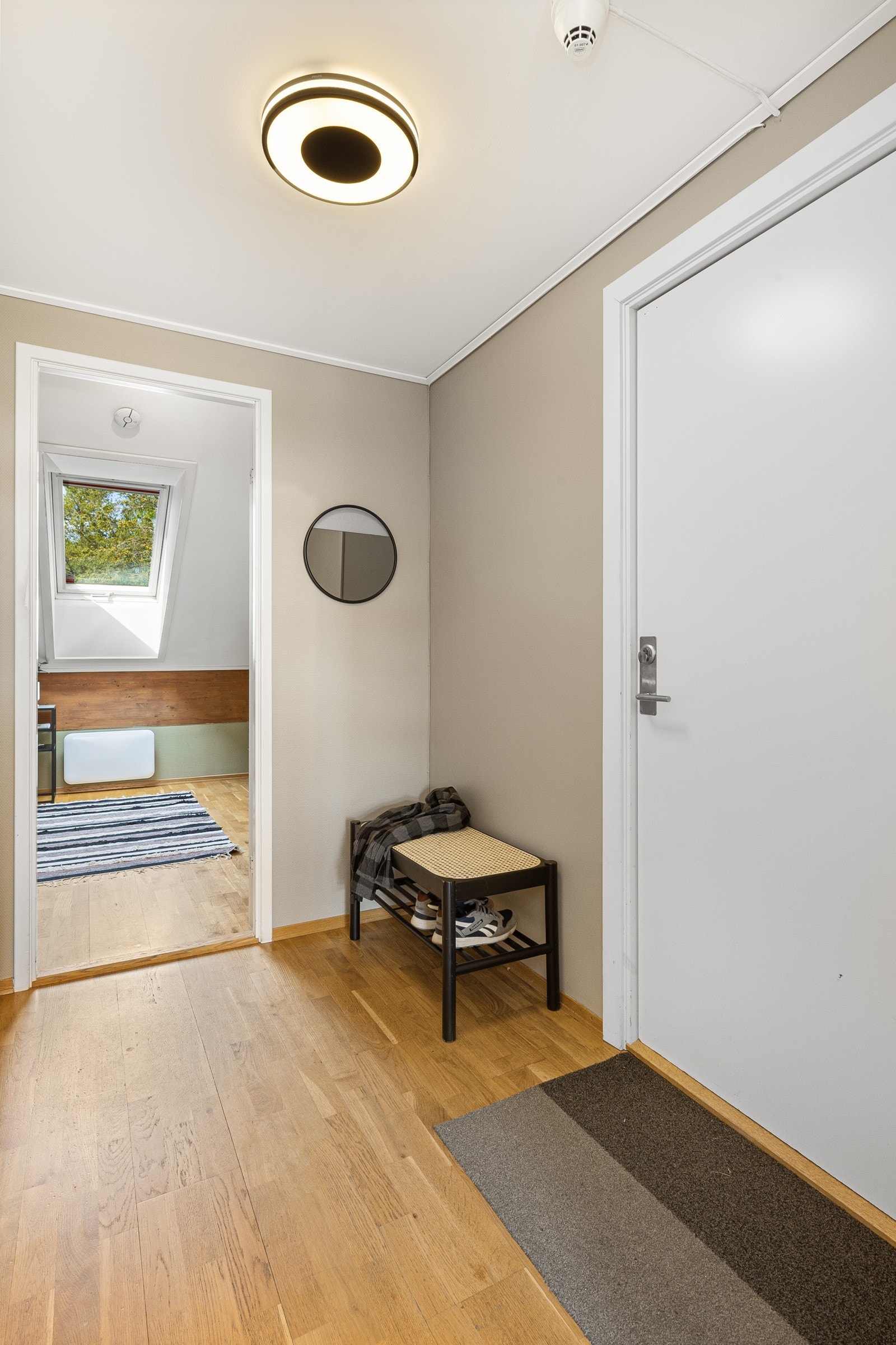 Leiligheten har inngangsdør i fjerde etasje. Entreen har parkett og plass til garderobeløsning like innenfor døren. Galleribilde
