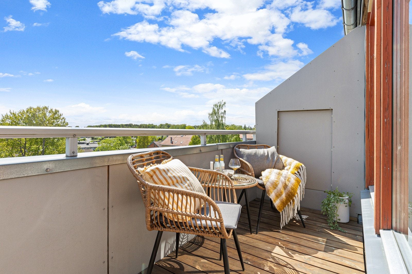 Takterrassen er ca. 4,5 kvm og har gulv med impregnerte terrassebord. Galleribilde