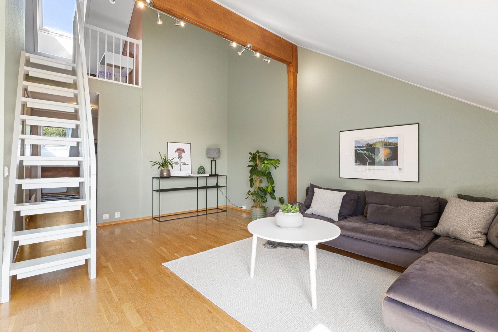 Fra stua er det hvitmalt trapp opp til hemsen. Galleribilde