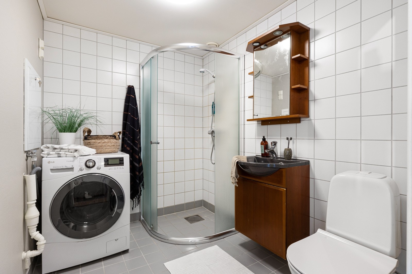 Badet har varmekabler, gulvfliser og en kombinasjon av malte og flislagte vegger. Galleribilde
