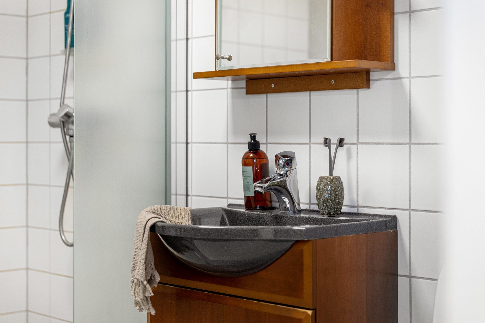 Badet er utstyrt med dusjhjørne, baderomsinnredning og gulvstående toalett. Galleribilde