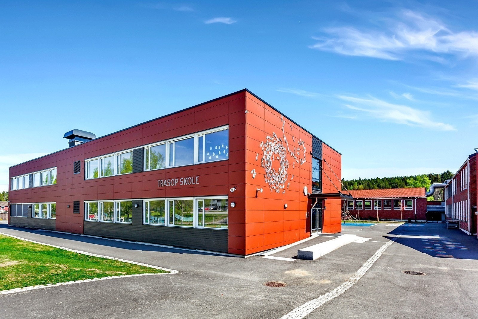 Eiendommen sogner til populære Trasop barneskole (1.-7. trinn) og Skøyenåsen ungdomsskole (8.-10. trinn) Galleribilde