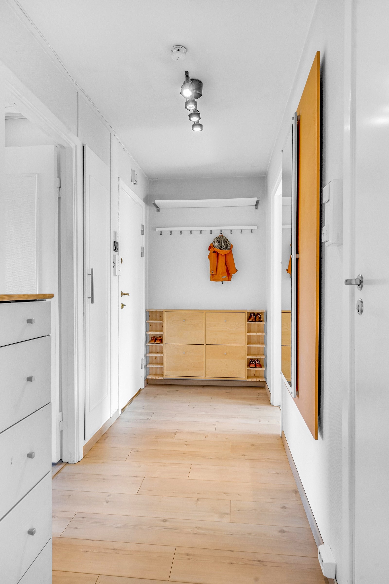 Det er adkomst til leiligheten via en innbydende entré som gir et godt førsteinntrykk. Det er også innebygget skap for oppbevaring. Galleribilde