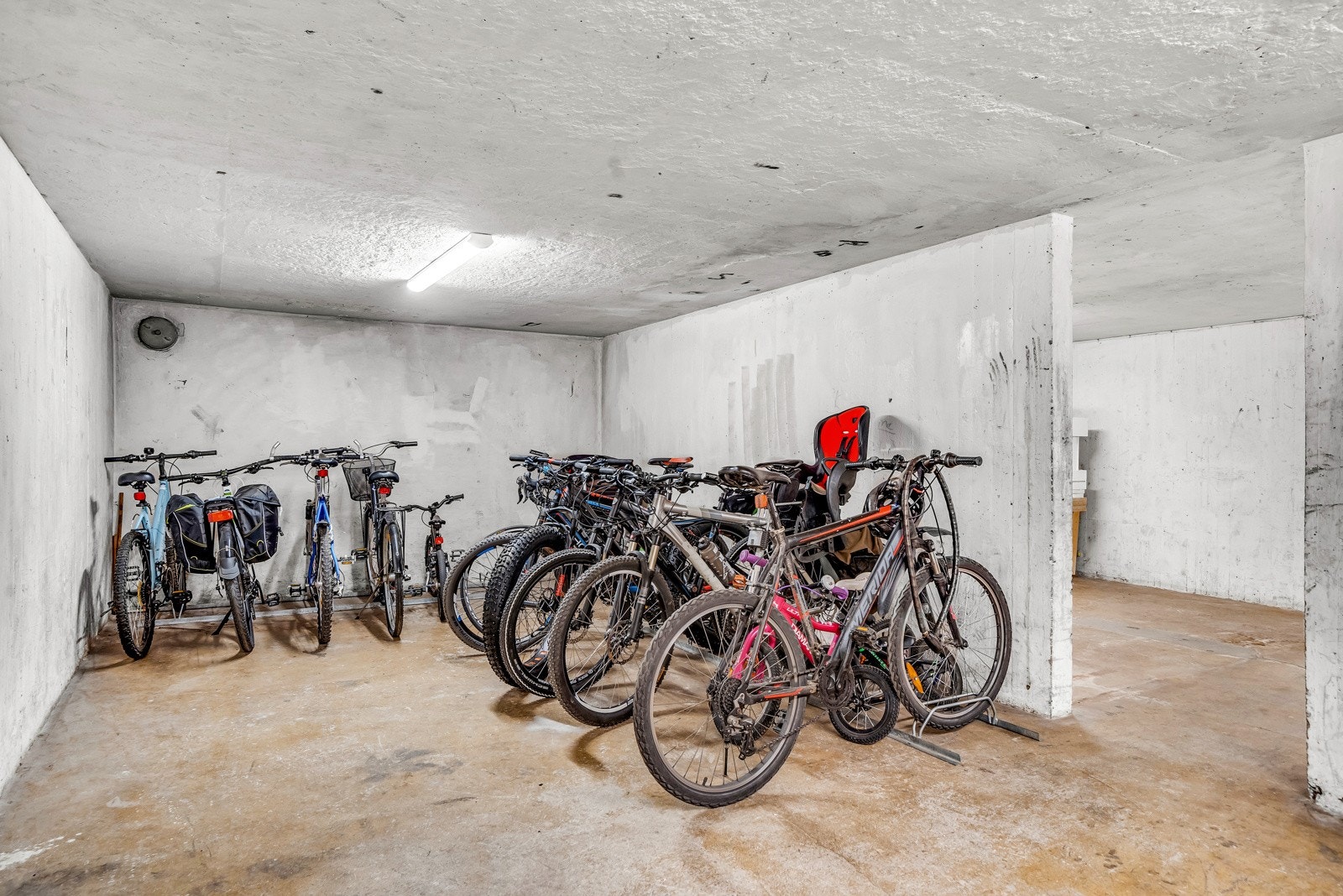 Det er mulighet for sykkelparkering i fellesarealet i kjelleren. Galleribilde