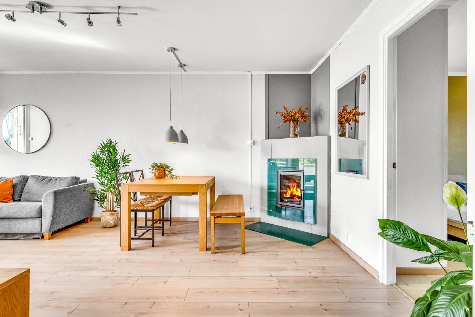 I det ene hjørnet er det montert peisovn som gir mulighet for ekstra varme og hygge. Galleribilde