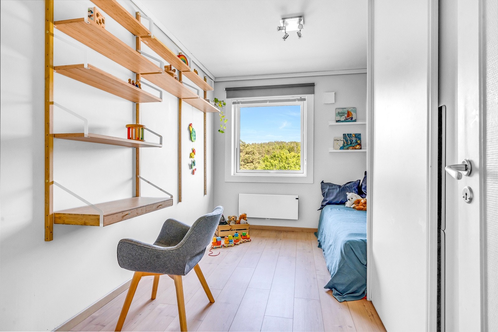 Det minste soverommet passer bra som barnerom, gjesterom, eller kontor. Alt etter ønske og behov. Galleribilde