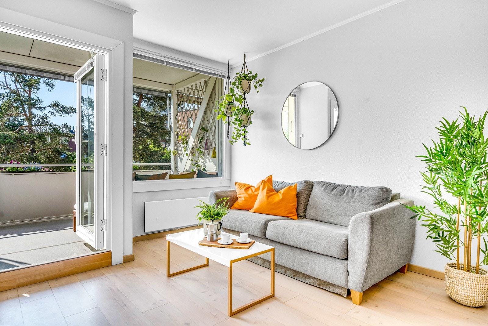 Stuen har gode vindusflater som supplerer bra med naturlig lys, deriblant glassfelt i balkongdør ut til solrik balkong. Galleribilde