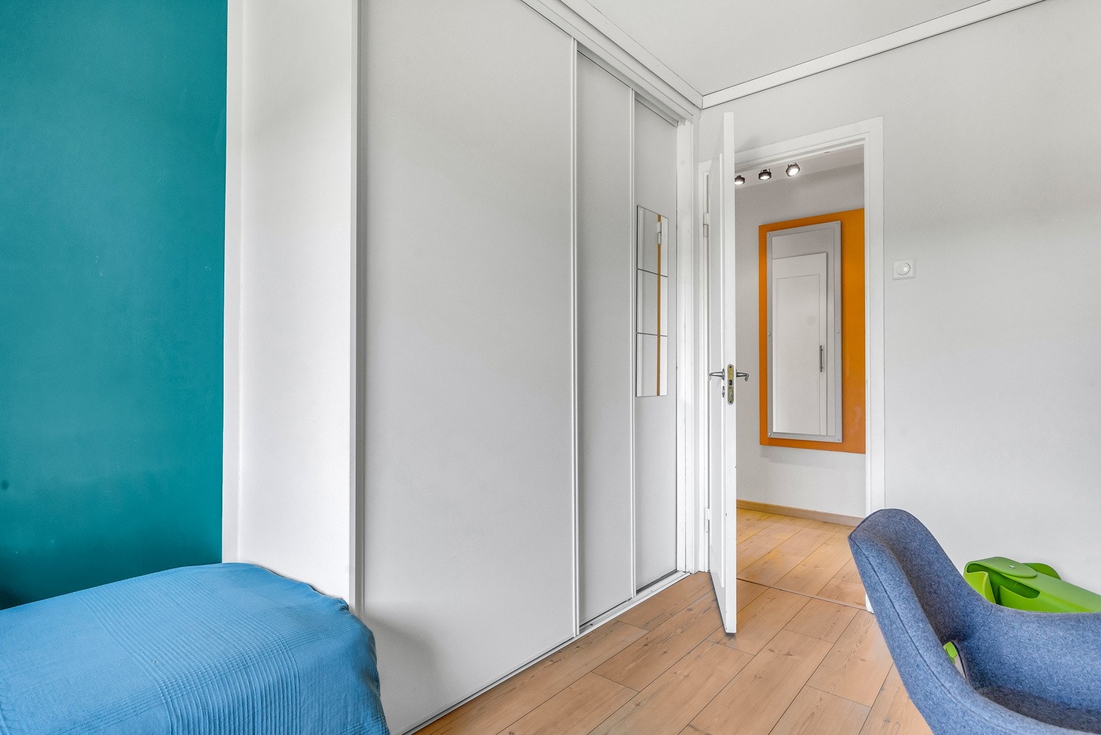 Det er montert romslig skyvedørsgarderobe på rommet. Galleribilde