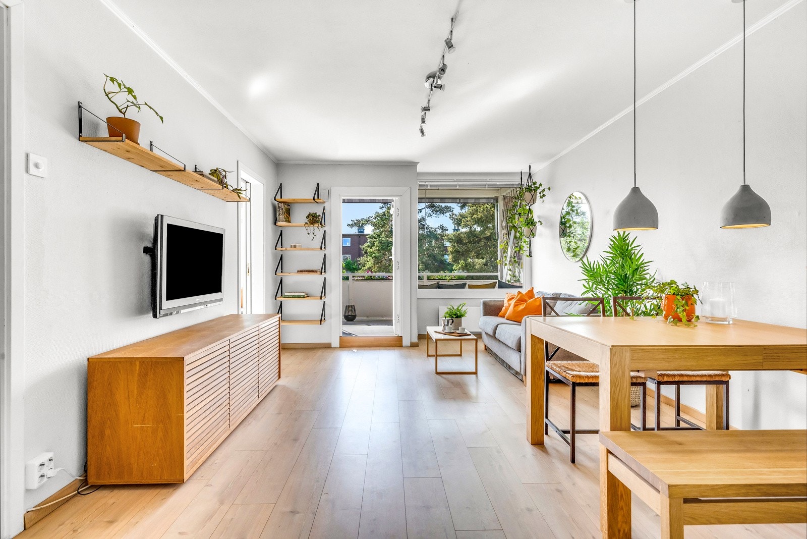Leiligheten har en lys og tiltalende stue med god plass til hjørnesofa, skjenk, stuebord og annet møblement. Galleribilde