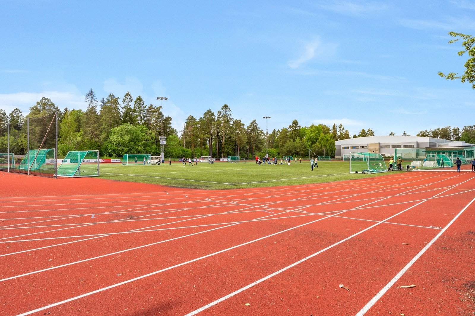Fra boligen er det kun en spasertur til Trasop idrettspark. Her har man et rikt idrettstilbud med fotballbaner, friidrettsbane og Oppsal arena. Galleribilde
