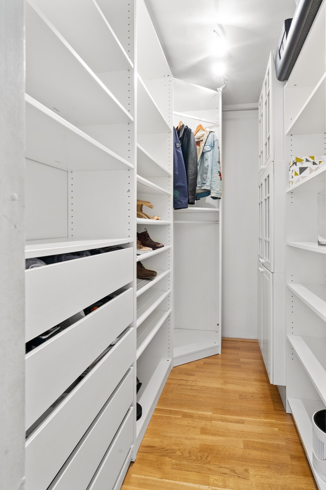 Fra entré er det inngang til omkledningsrom som gir mye lagring Galleribilde