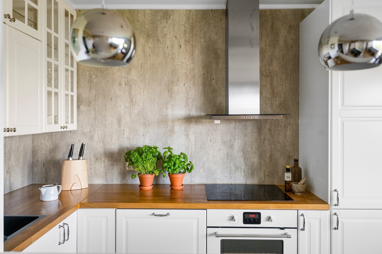 Innredningen har profilerte skapfronter med eik benkeplate og nedfelt oppvaskkum Galleribilde