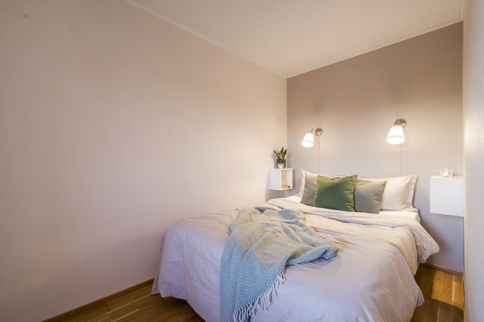 Soverommet har god plass til dobbeltseng Galleribilde