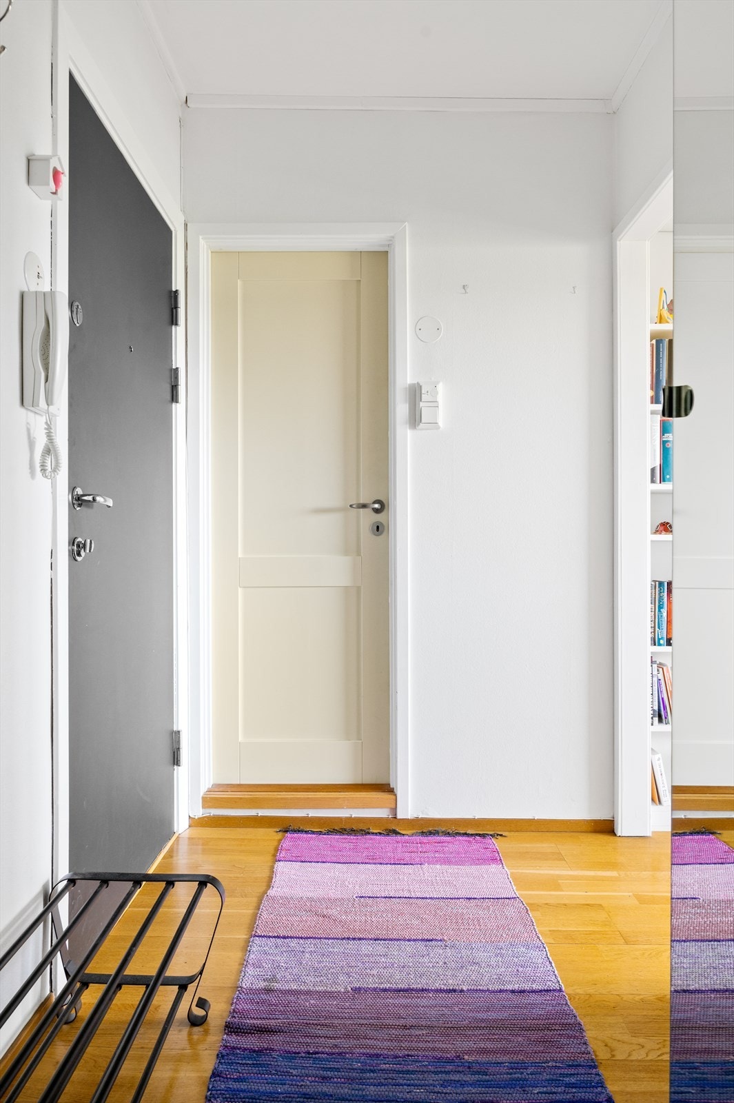 Innbydende entré med klesoppheng og plass til skoskap Galleribilde