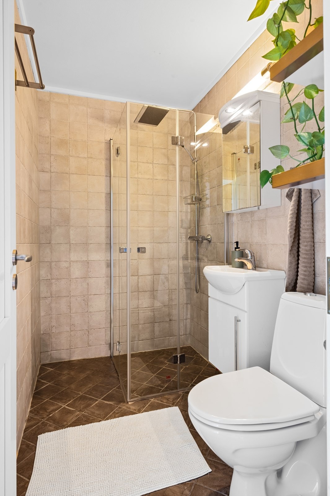 Badet har flislagte overflater med elektriske varmekabler i gulv Galleribilde