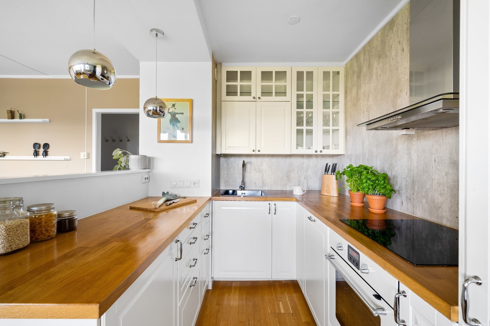 Innholdsrikt kjøkken med god skap- og benkeplass Galleribilde