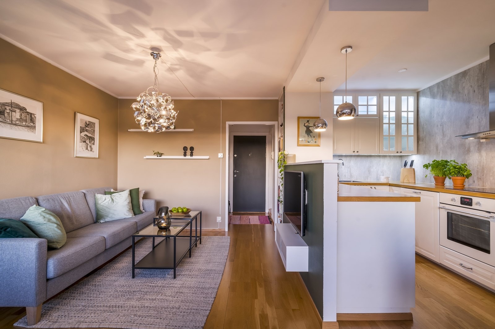 Delvis åpent kjøkken, skjermet men samtidig sosialt Galleribilde