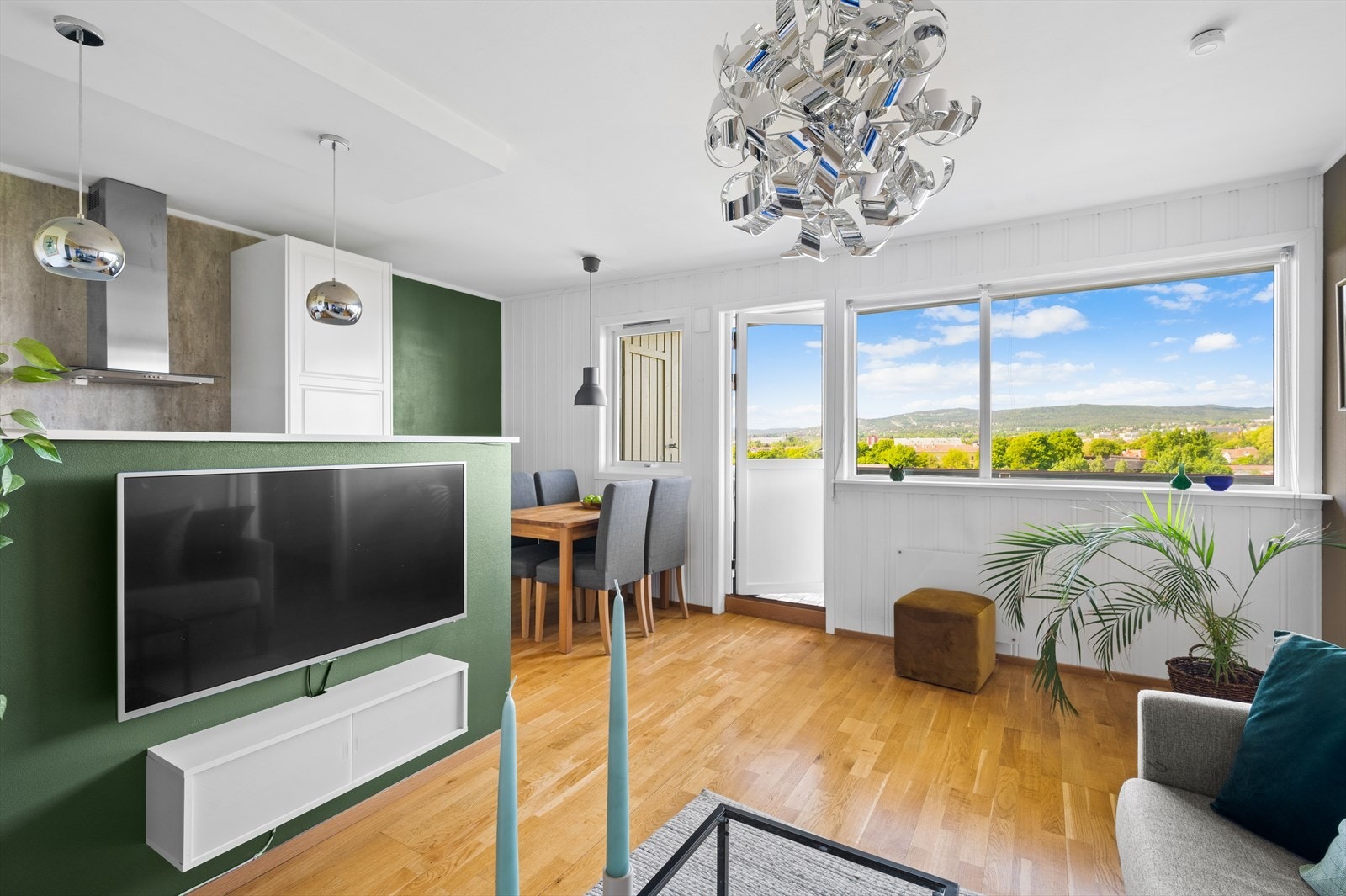 Her kan du nyte den fantastiske utsikten fra både sofagruppen og spisebordet Galleribilde