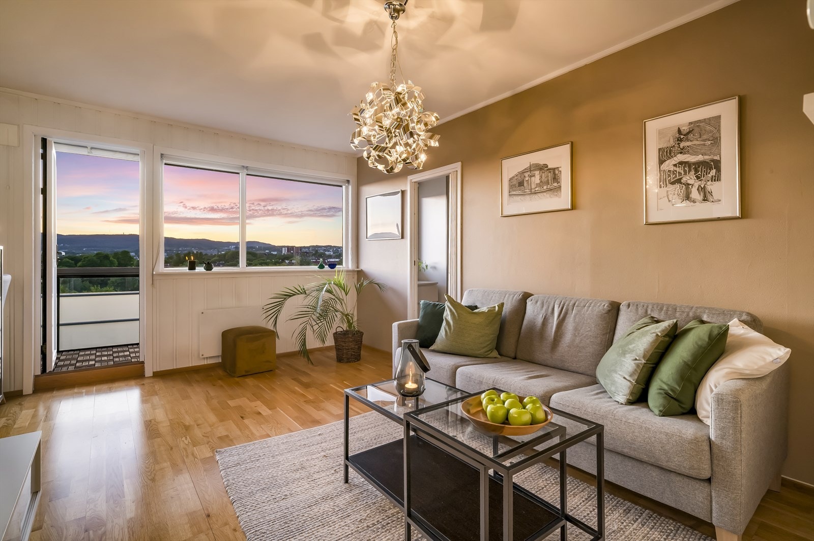 Stuens generøse vindusflater sørger for godt med naturlig lysinnslipp Galleribilde