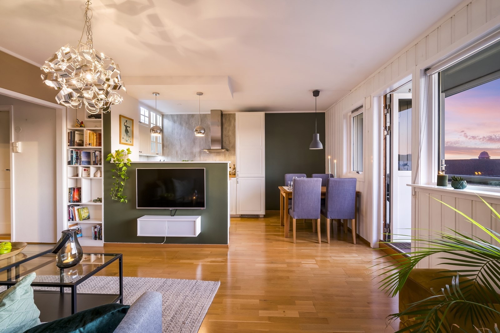 Stuen er av fin størrelse med plass til både sofagruppe med tilhørende møblement og spisebord Galleribilde