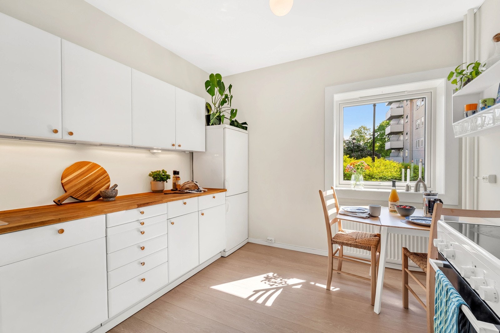 Kjøkkenet fungerer som et alternativt allrom har kan det fint settes opp et større langbord og hyggelige sammenkomster. Galleribilde