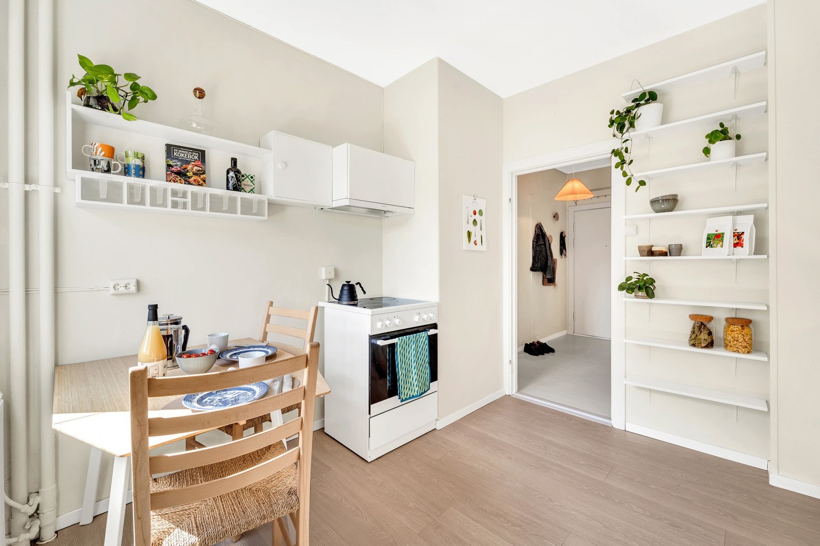 Det naturlige lyset strømmer inn og forssterker romfølelsen. Takhøyden er på ca 2.6 meter. Galleribilde