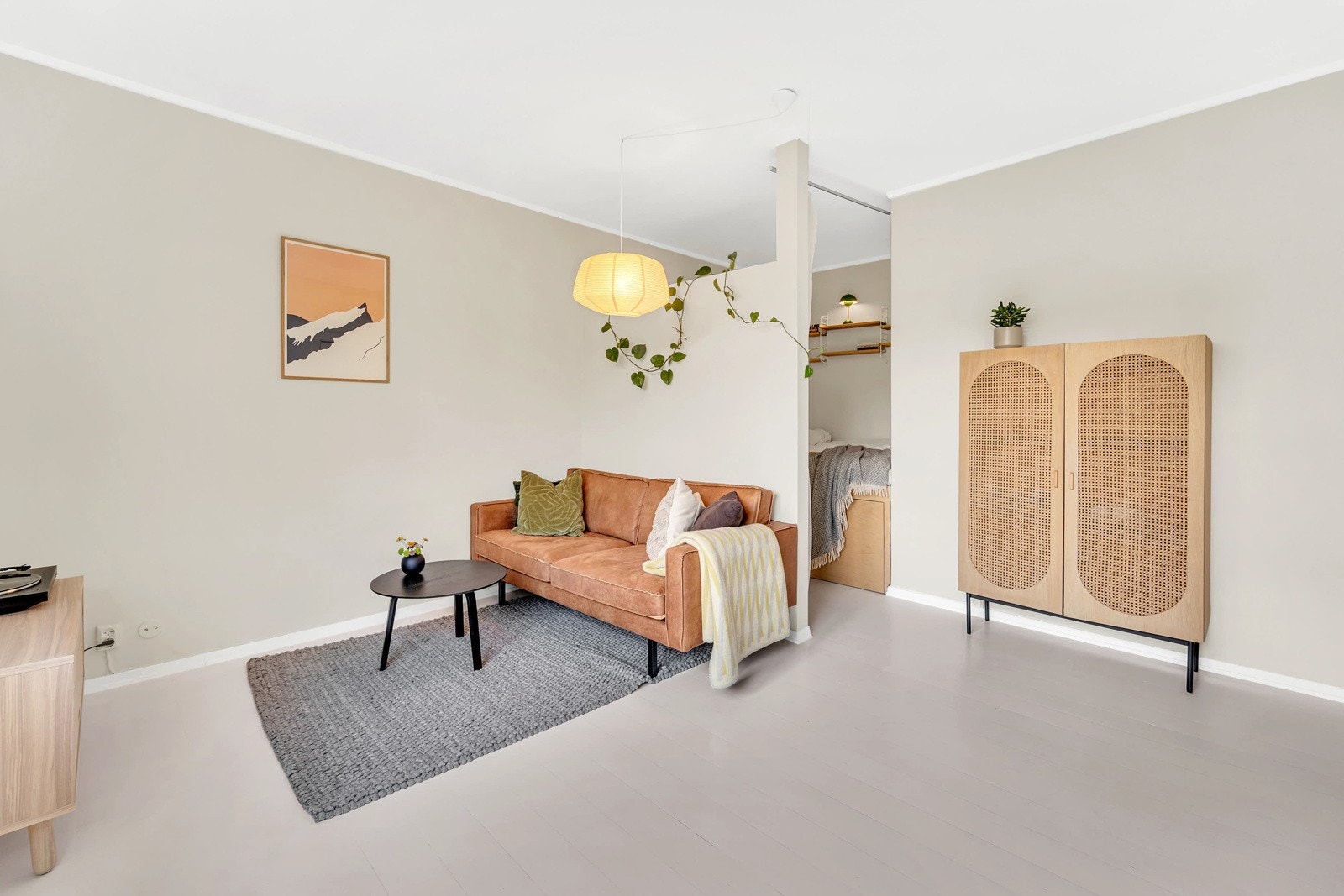 Hjemmet har god tilgang til naturlig sollys, dette i kombinasjon med lyse flater gjør dette til et hjem med god romfølelse. Galleribilde