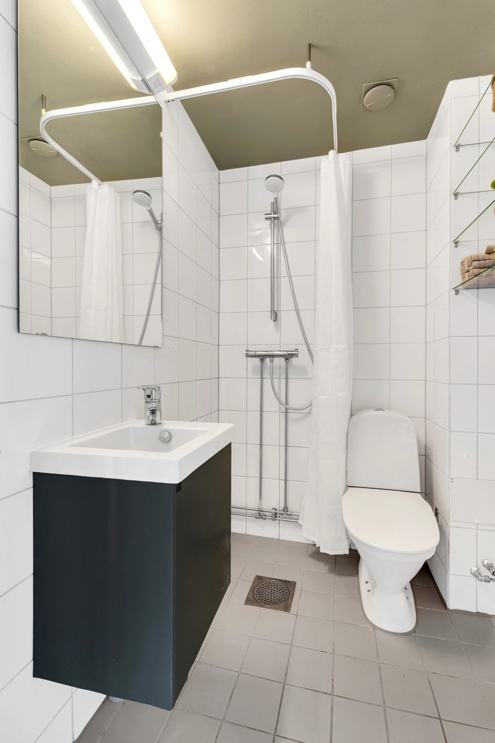 Funksjonelt og praktisk bad med varmekabler i gulv, nyere innredning og pusset opp i regi av aksjelag (2006). Galleribilde