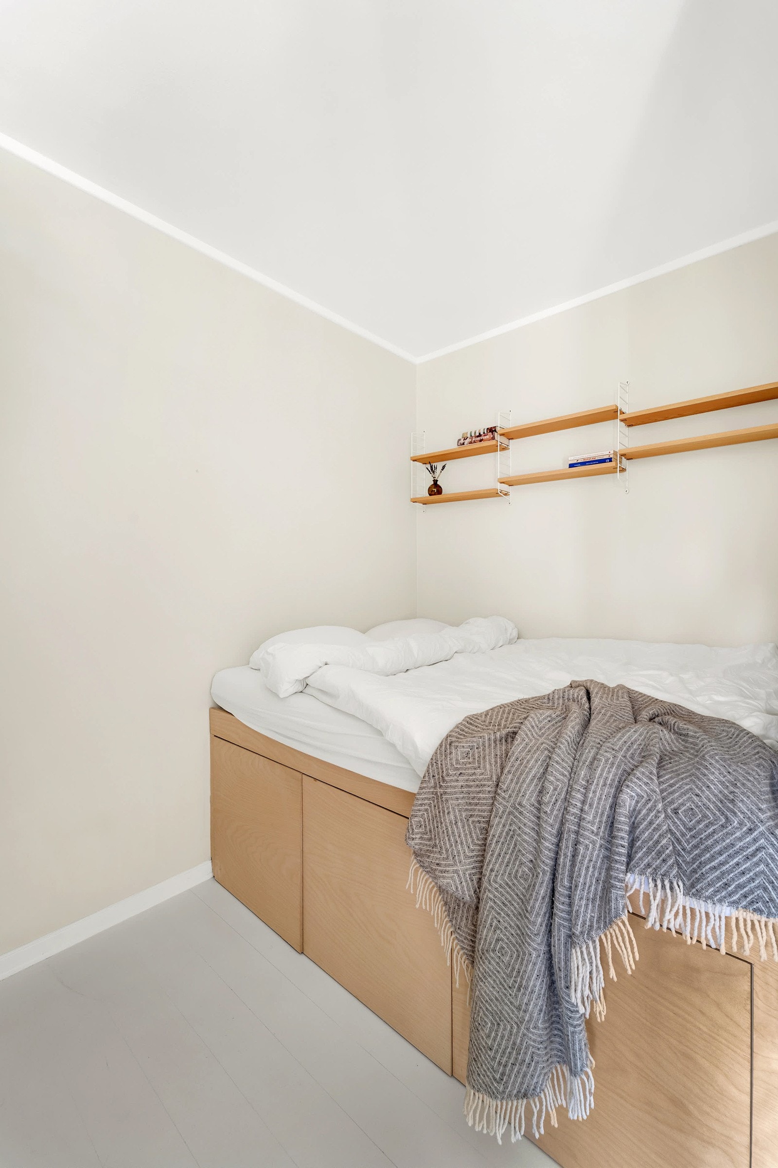 Plassbygd seng med praktisk... Galleribilde