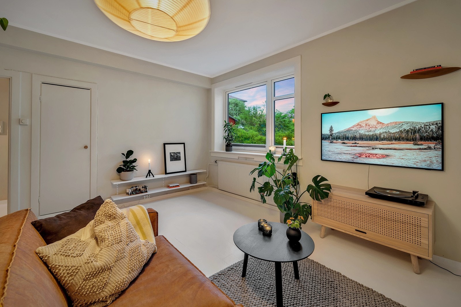 Stuen byr på god plass til alt du trenger, la det være tv-gruppe, sofagruppe og tilhørende møblement. Galleribilde