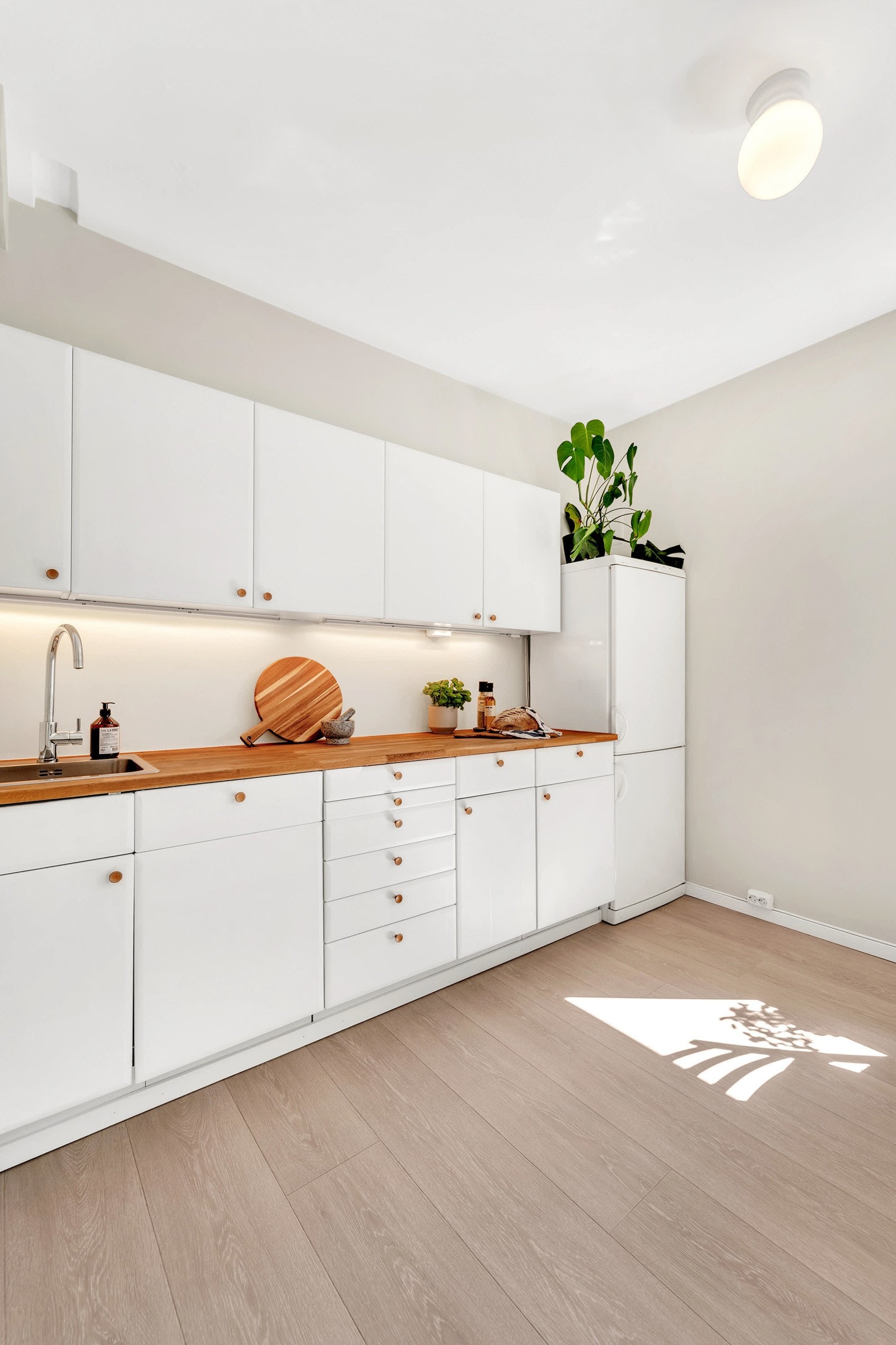 Kjøkkenet byr på godt med skapplass og benkeplass. Galleribilde