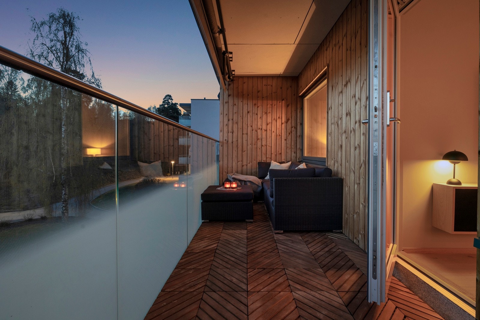 Sommerkveldene kan nytes på den vestvendte balkongen, med god plass til grill, sittegruppe og annet møblement. Galleribilde