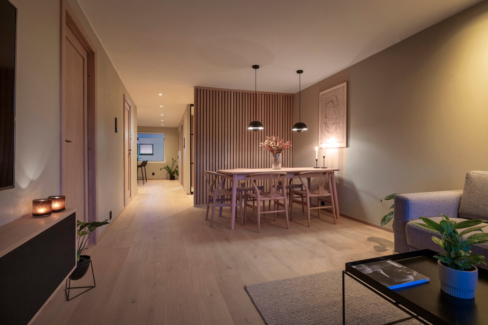 Legg merke til spileveggen i stuen og de eksklusive eikedørene inn til alle rom. Galleribilde