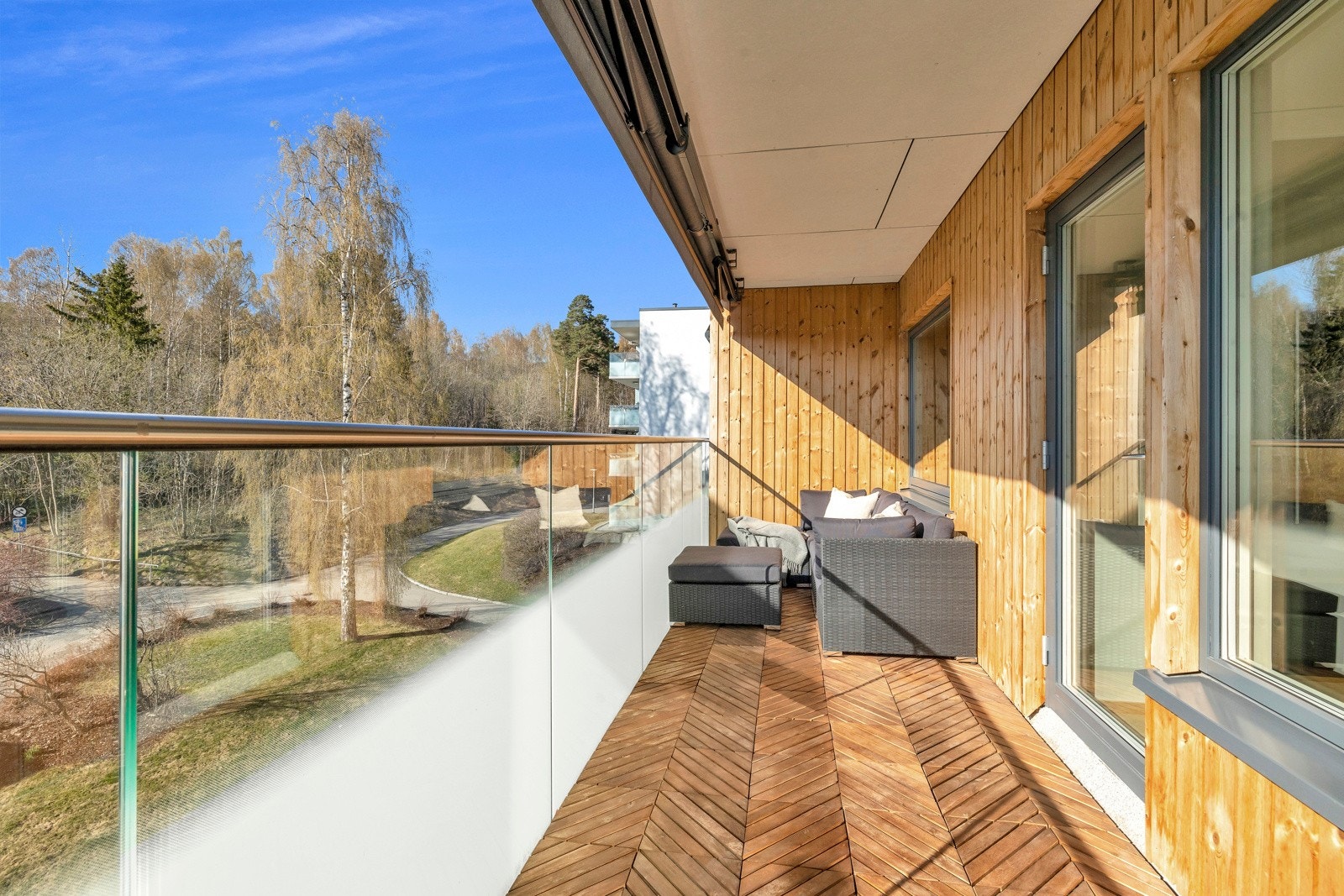 Fra stuen er det utgang til solrik og stor balkong på ca. 11 kvm., med utsikt mot rolige grøntarealer. Galleribilde