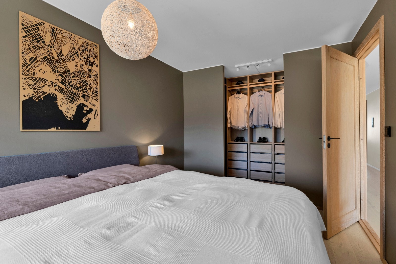 På hovedsoverommet finnes en romslig walk-in-garderobe i eikeutførelse. Galleribilde