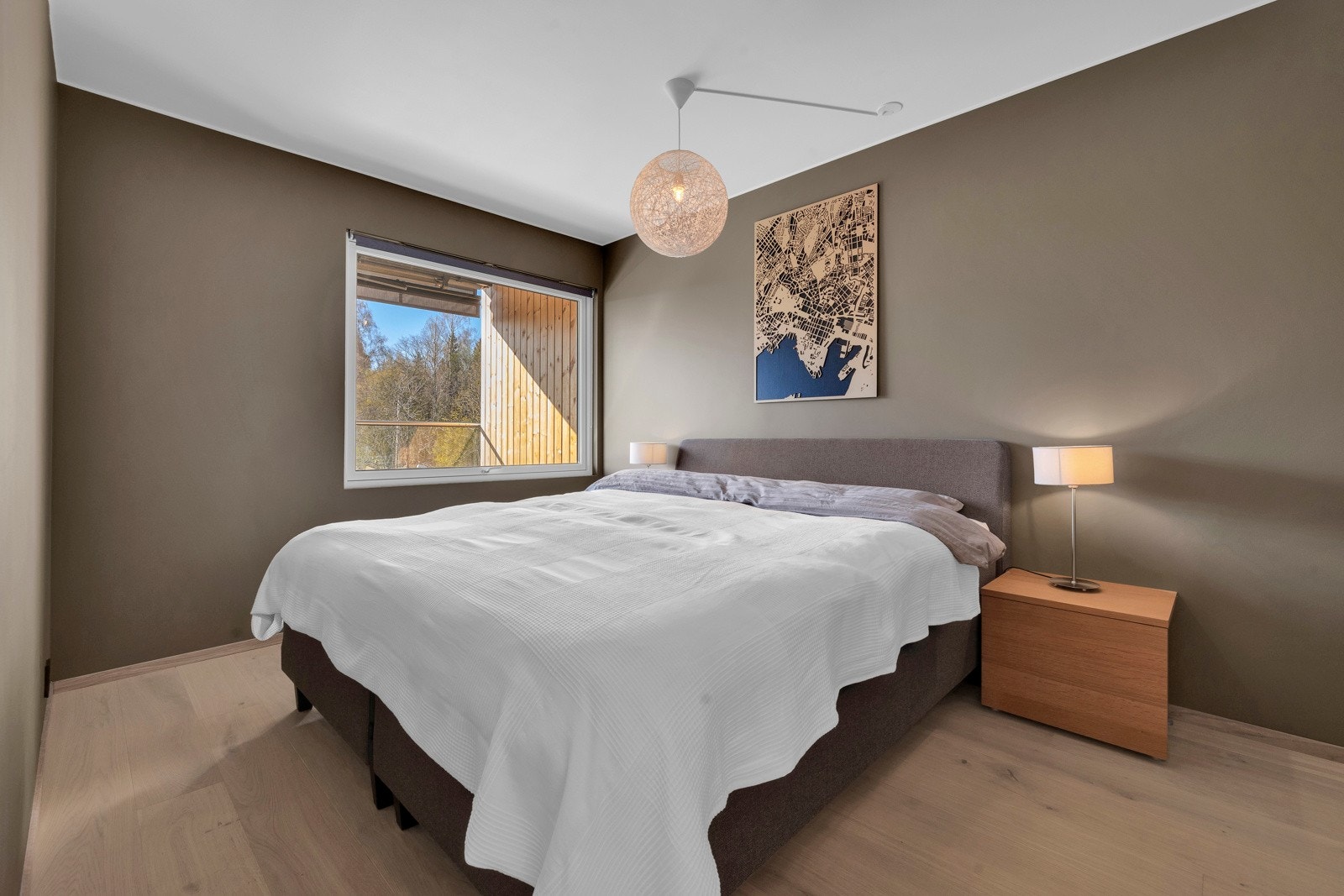 Hovedsoverommet er av god størrelse med plass stil stor dobbeltseng og tilhørende møblement, i tillegg til walk-in-garderoben. Galleribilde