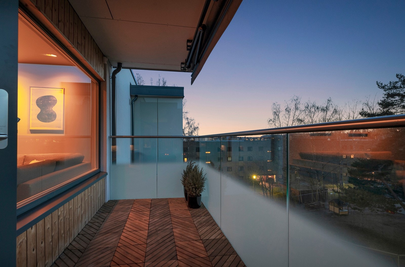 På balkongen er det installert fjernstyrt elektronisk markise. Galleribilde