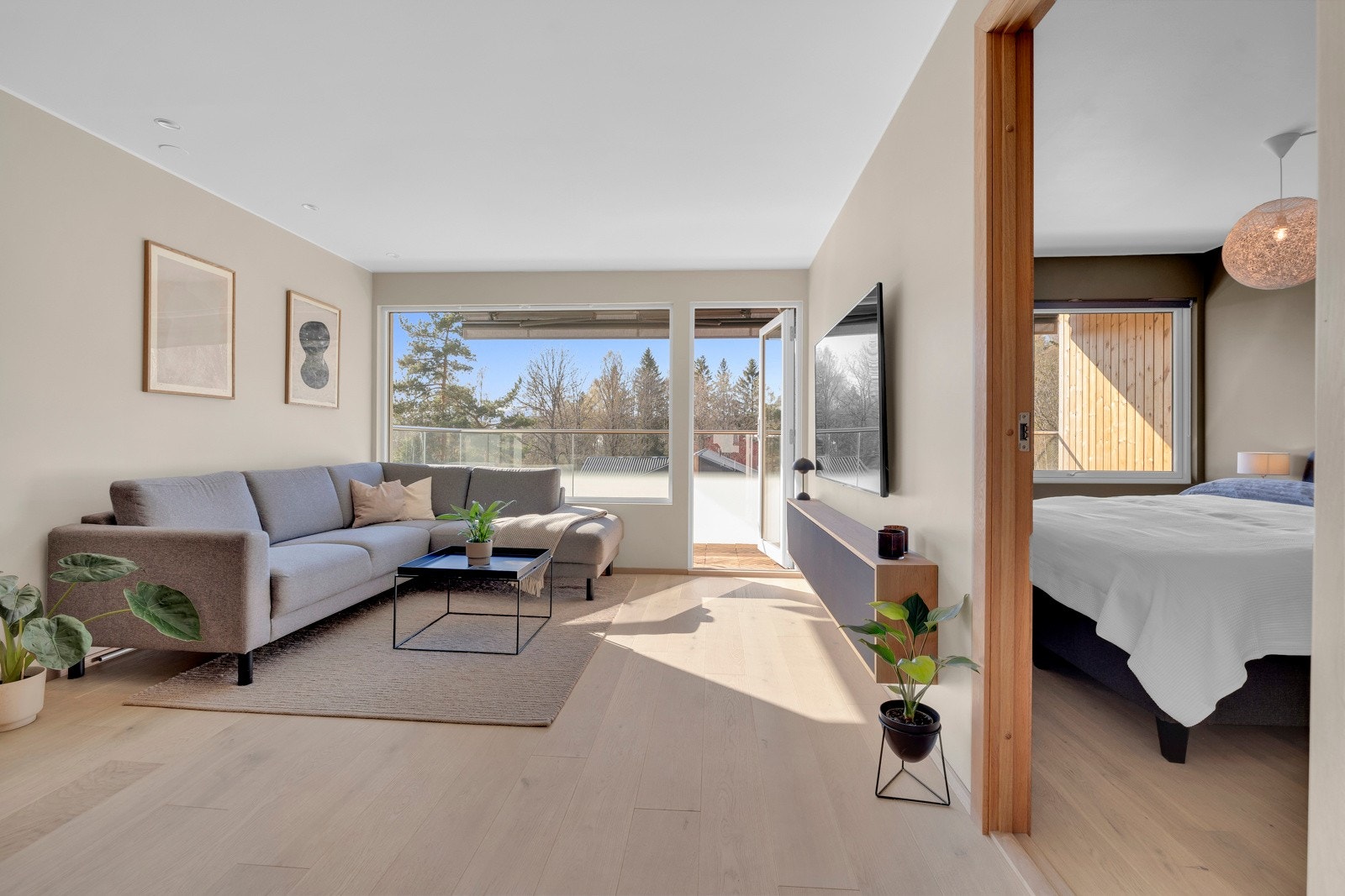 Alle oppholdsrom har pent 1-stavs eikeparkett, listefri utførelse og delikate veggfarger. Galleribilde