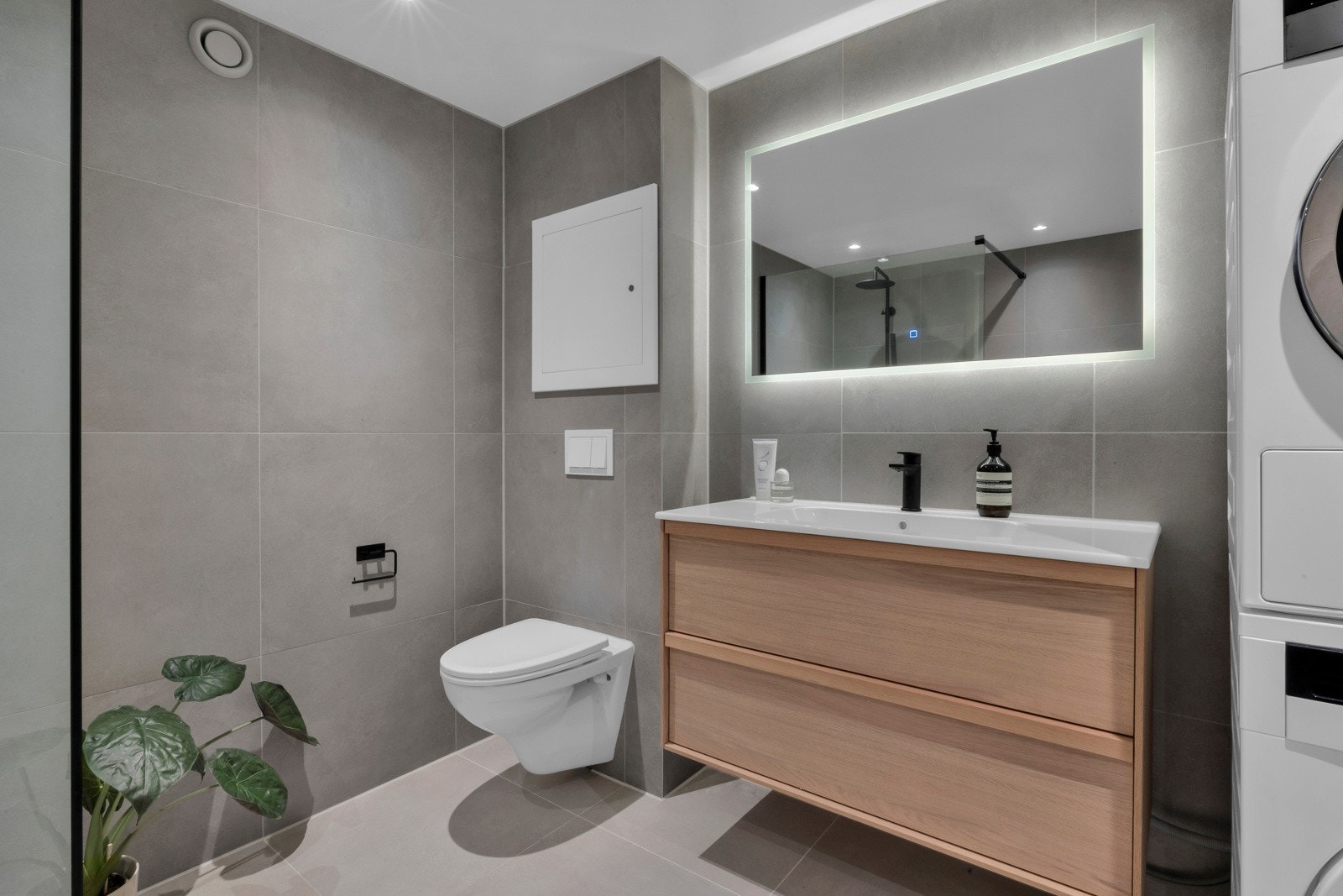 Badet har opplegg for og god plass til både vaskemaskin og tørketrommel. Galleribilde