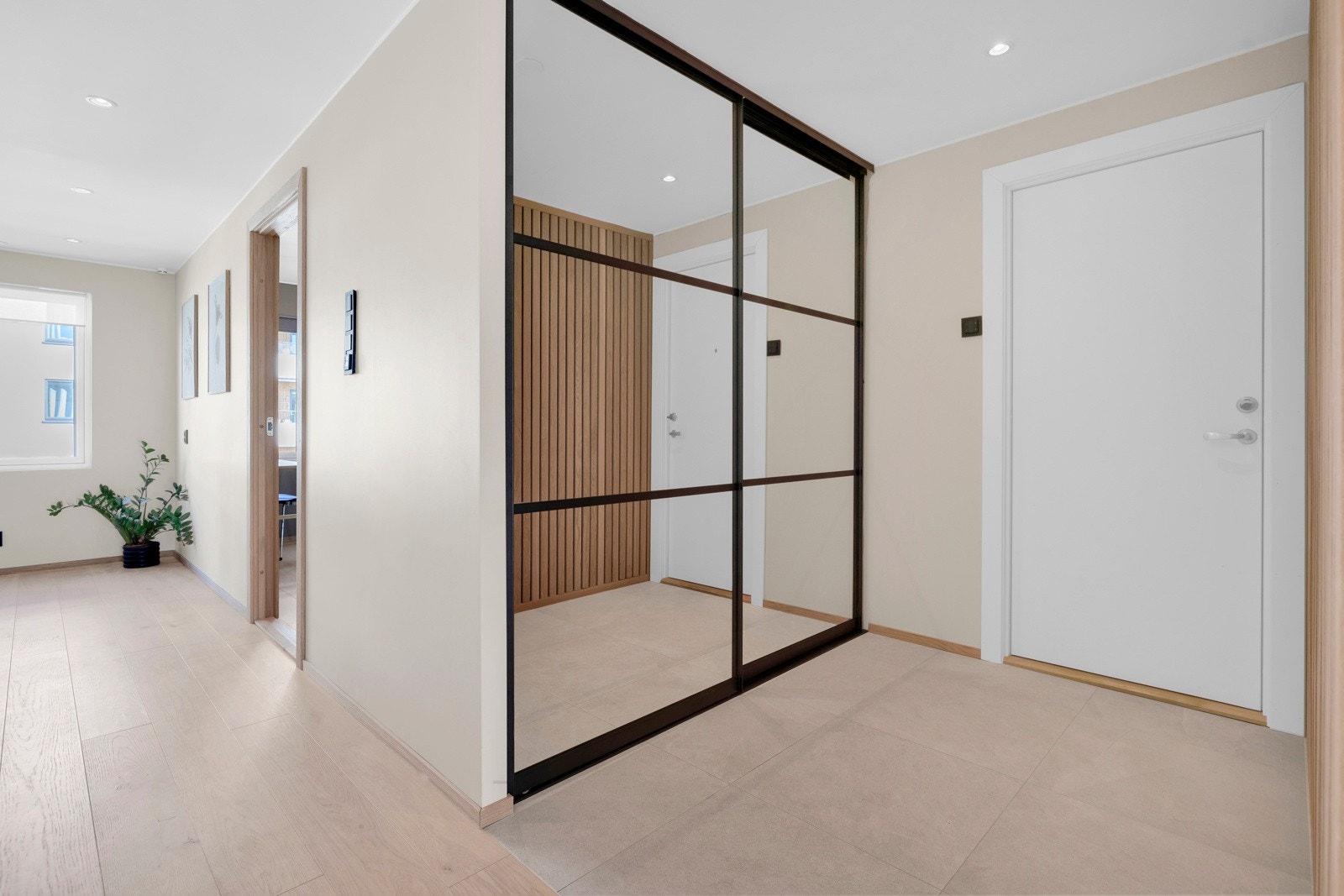 I entréen er det rikelig med lagringsplass i stor plassbygget skyvedørsgarderobe. Galleribilde